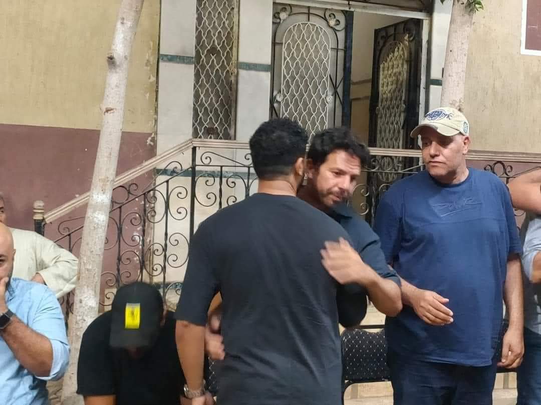 الحزن يخيم على الوسط الفني في مصر... والعوضي يرافق ياسمين عبدالعزيز في جنازة المنتجين الثلاثة